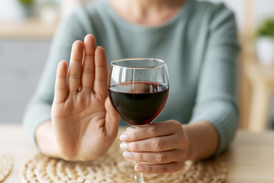 アルコール依存症の克服・お酒を拒否する手のジェスチャー