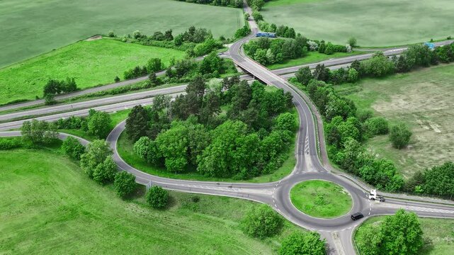 Zeitraffer vom Verkehr in einem Kreisverkehr und der Auf, - und Abfahrt auf eine deutsche Autobahn