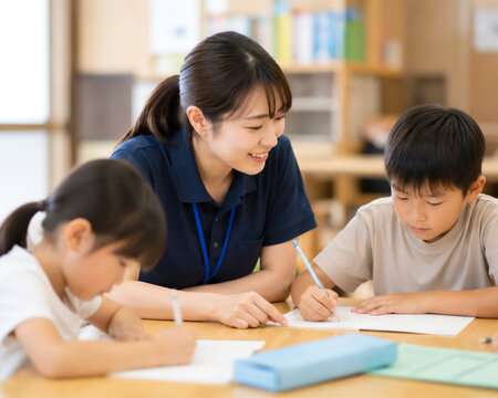 放課後児童クラブで学習支援をする女性スタッフ