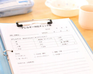 Fototapeta premium 学童・保育施設のアレルギー対応書類と健康管理