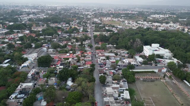 Toma a&eacute;rea con dron en sobrevuelo desliz&aacute;ndose por la avenida principal y centro urbano de Jiutepec, Morelos, M&eacute;xico.