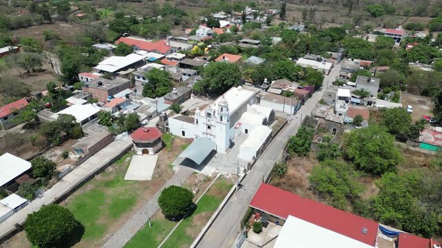 Toma a&eacute;rea con dron en &oacute;rbita de izquierda a derecha alrededor de la hist&oacute;rica iglesia blanca de San Andr&eacute;s de la Cal en Tepoztl&aacute;n, M&eacute;xico.
