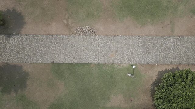 Toma a&eacute;rea en ascenso con dron revelando la hist&oacute;rica iglesia de San Andr&eacute;s de la Cal comenzando desde un camino de piedra en Morelos, M&eacute;xico.