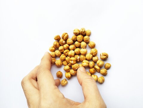 A roasted chickpeas, a popular snack often referred to as "Kacang Kuda Panggang" or Leblebi.