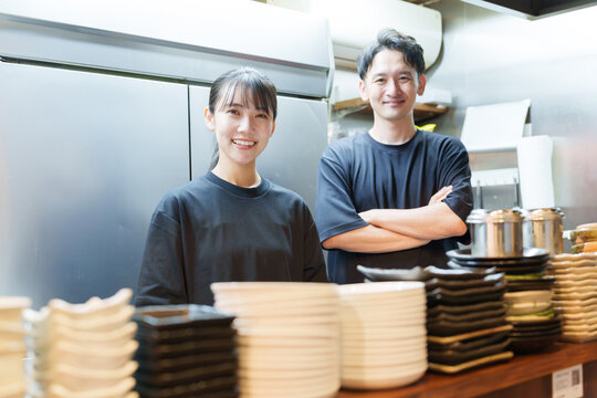 居酒屋で働く店長と従業員