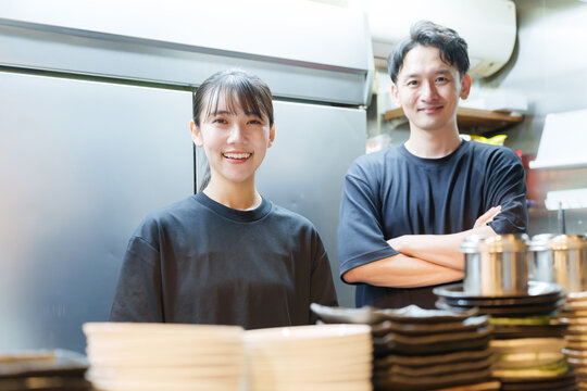 居酒屋で働く店長と従業員