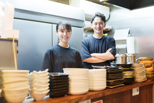 居酒屋で働く店長と従業員
