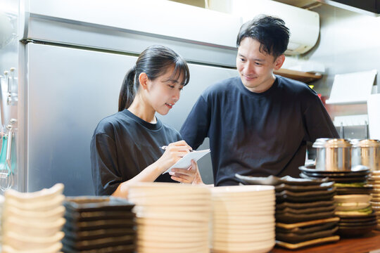 居酒屋でアルバイトの教育をする店長
