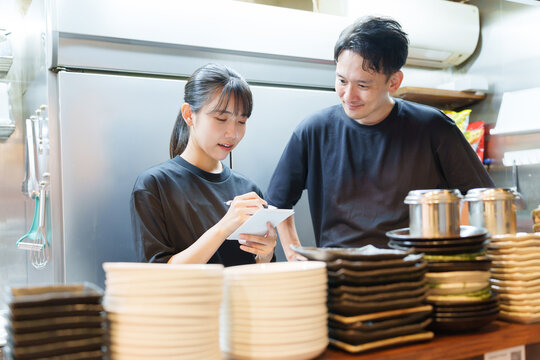 居酒屋でアルバイトの教育をする店長