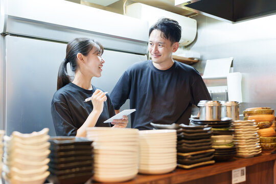 居酒屋でアルバイトの教育をする店長