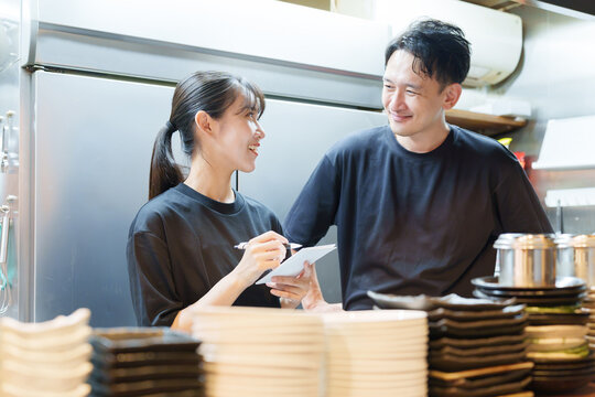居酒屋でアルバイトの教育をする店長