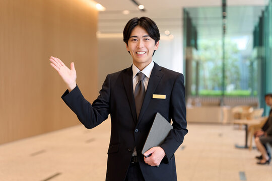 エントランスで案内するホテルスタッフ