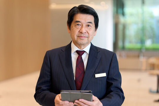 エントランスで案内するホテルスタッフ