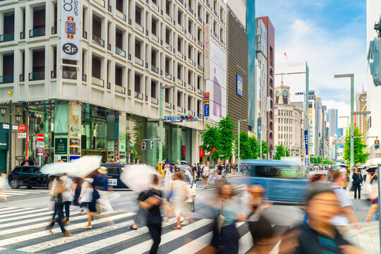 初夏の東京・銀座通り