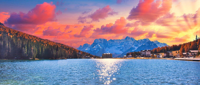 ドロミテアルプス・ミズリナ湖の美しい夕景