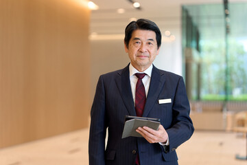 Fototapeta premium エントランスで案内するホテルスタッフ