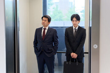 エレベーター内で気まずいビジネスマン © mapo