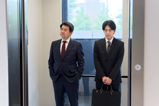 エレベーター内で気まずいビジネスマン