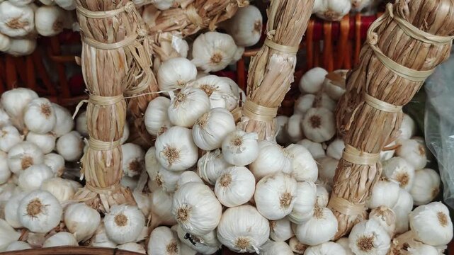 A pile of garlic in a basket.