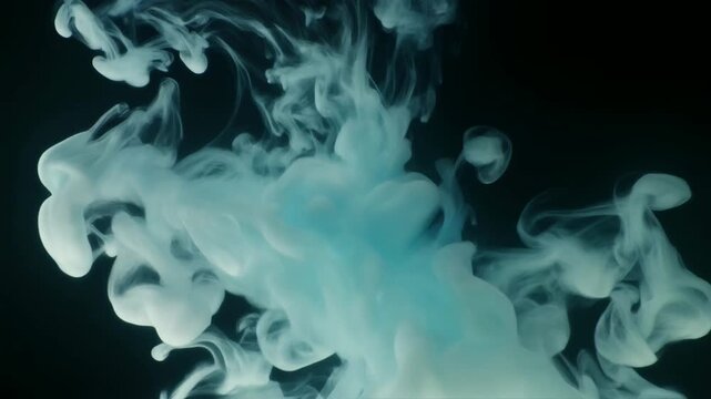水中でインクのように広がる青白い光の塊