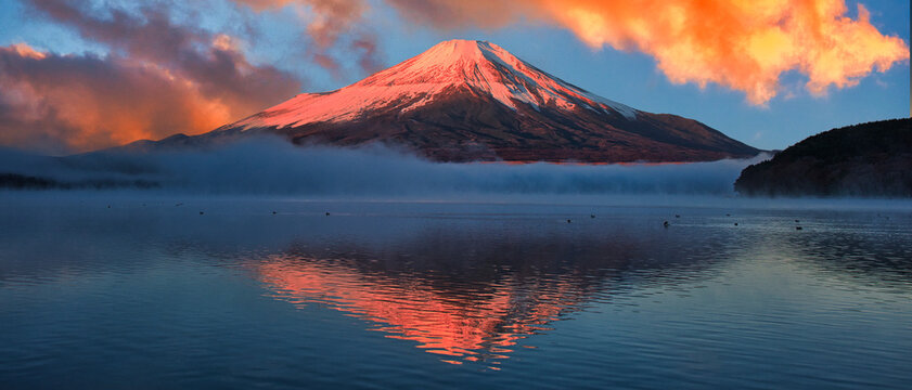 山中湖の富士山と美しい夕景