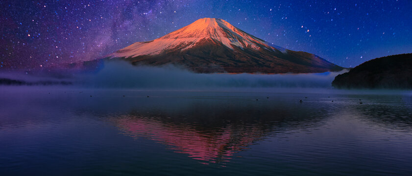 山中湖の富士山と美しい星空合成