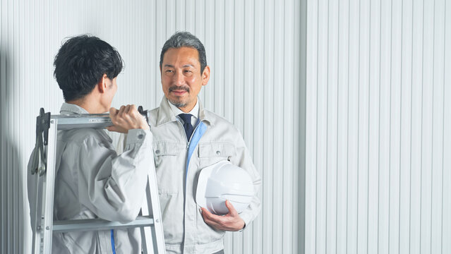 男性作業員のグループ。建設、工事、修理、業者、エンジニア、安全、人材、仕事、産業、チームワーク、仕事