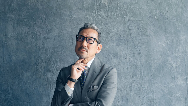 悩むミドル男性ビジネスパーソン。社長、経営者、不安、心配、不満、考える、疑問、困る、経営、課題、問題