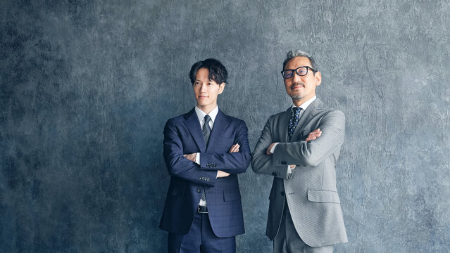 二人の男性ビジネスパーソン。上司、部下、社長、経営者、人材、世代交代、事業承継、笑顔、企業、クール