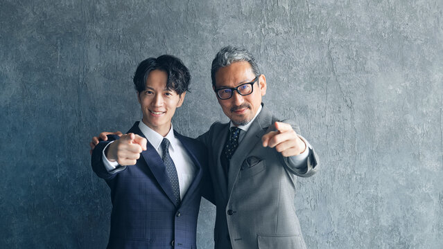 指さす男性ビジネスパーソンのグループ。目標、チームワーク、挑戦、チャレンジ、上司、部下、企業、人材