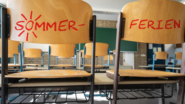 ferien in deutscher schule - Klassenzimmer mit St&uuml;hlen auf Sch&uuml;lertisch