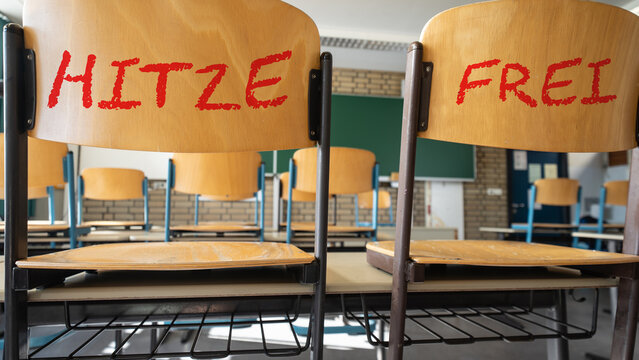 Hitzewelle - Hitzefrei an deutscher Schule - Klassenzimmer mit St&uuml;hle auf Sch&uuml;lertisch