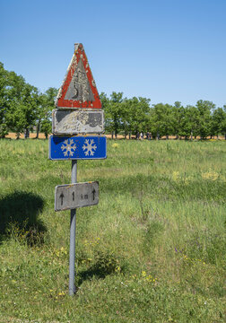 altes und verrottetes Verkehrsschild neben einer Wiese, Toskana, Italien