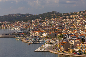 Fototapeta premium Panoramic view of Argostoli, the beautiful capital of Kefalonia, Greece. Featuring the picturesque harbor, coastal promenade, and surrounding mountains under a sunny Mediterranean sky.