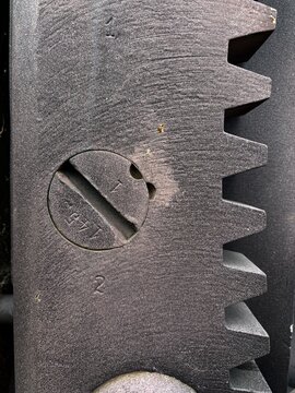 Textura de metal, pieza de metal dentada, parte de un engranaje de gran tama&ntilde;o