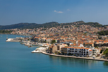 Obraz premium Panoramic view of Argostoli, the beautiful capital of Kefalonia, Greece. Featuring the picturesque harbor, coastal promenade, and surrounding mountains under a sunny Mediterranean sky.