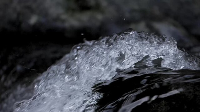 日本の清流を流れる透き通った水の流れのスローモーション素材