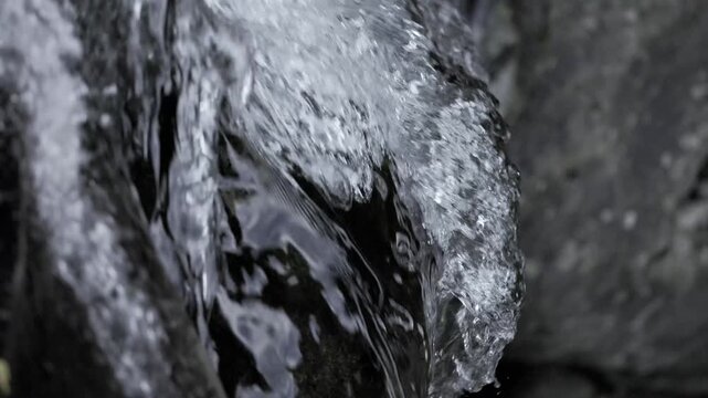 日本の清流を流れる透き通った水の流れのスローモーション縦素材