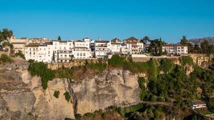 Fototapeta premium Vista de las casas colgantes sobre barranco en el hermoso pueblo blanco de Ronda, Andalucía, España