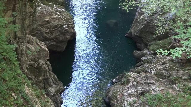 Fiume cristallino in un canyon