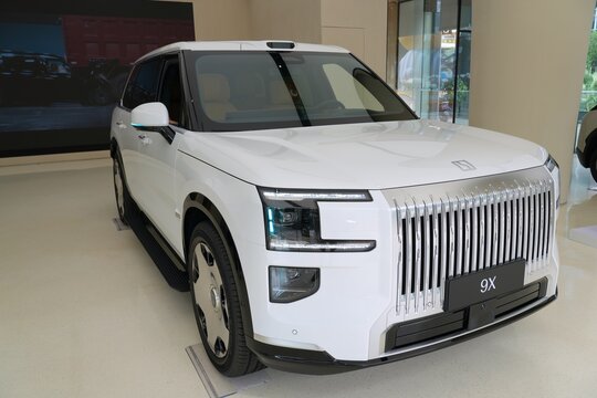 SHENZHEN, CHINA - NOVEMBER 6, 2025: Zeekr 9X plug-in hybrid luxury full size SUV, Chinese car model on display in dealearship showroom in Shenzhen, China.