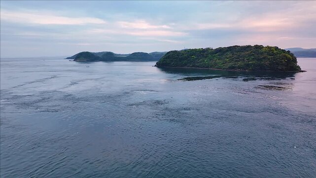 平戸島と九州本土を隔てる流れの速い平戸瀬戸