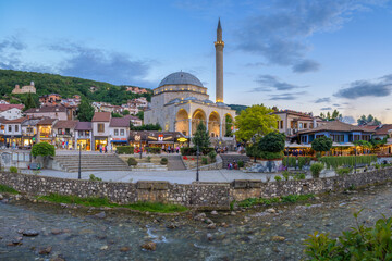 Obraz premium Prizren, Kosovo – July 11, 2026: Sinan Pasha Mosque Illuminated at Blue Hour