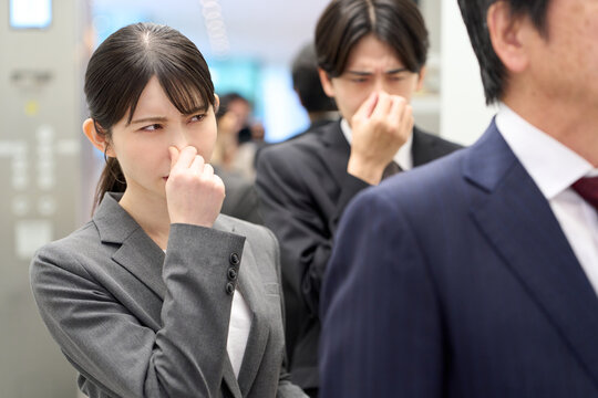 エレベーター内で匂いが気になるビジネスパーソン