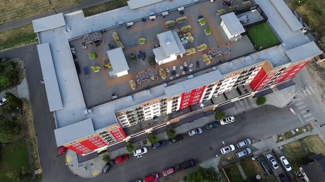 Strategic planter placement organizes rec zones upon flat roof surfaces near downtown Kent. Modern architectural layouts maximize communal utility across evolving neighborhoods found in WA