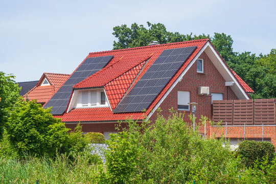 Moderne Wohngeb&auml;ude im Gr&uuml;nen,  Bad Zwischenahn, Niedersachsen, Deutschland
