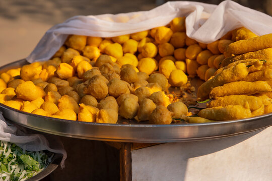 Close-portrait of Aloo Vonda and Mirchi Bajji at roadside food stall