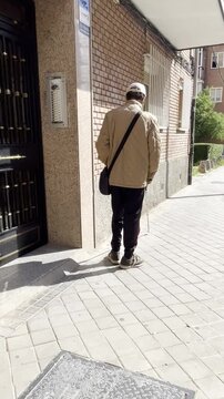 Ciego discapacidad visual con bast&oacute;n blanco ONCE orientaci&oacute;n andando con palo de invidente ceguera y baja visi&oacute;n movilidad por acera calle