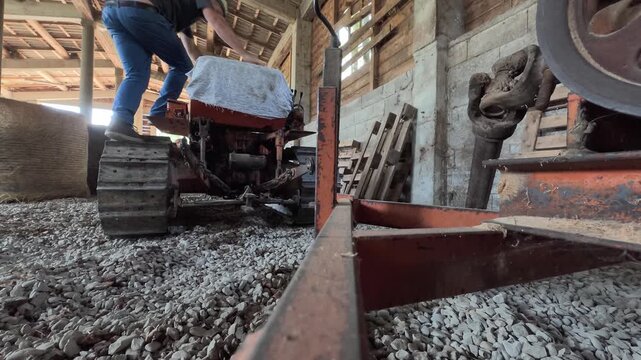 POV GUIDA TRATTORE AGRICOLO