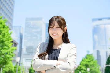 Fototapeta premium ビル街に立つ日本人女性